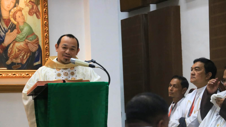 Topa Fiel, RVA General Managerpa lamkaina toh Vaidotna Latna Siengthou (Welcome Mass) akimanga, ama gei ah Topa John Mi Shen, RVA Programme Director, Federation of Asian Bishops Conferences (FABC) a Office of Social Communications a Executive Secretary a pang, tualeh Topa Cyril Victor Joseph, Catholic Bishops Conferences of India (CBCI) a Executive Secretary apang gel hi.