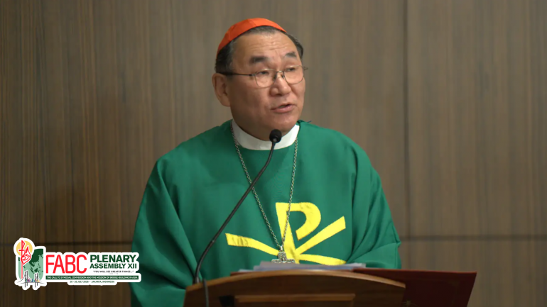 Pawlpi kalsuon khawmna pen athu mai a Hattuom vai ahisih a, pawlpi sung a khat leh khat kingaisahna ahi, Cardinal Tarcisio Isao Kikuchi