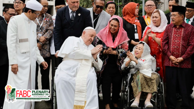 Khawvel a sakhuo leh tawndan tuomtuom leh nam dang dangt, zat leh nam neujote Indonesian Catholic pawlpi in hun sawtpi unau kipumkhatna ding leh sepkhawmnna te ana nei pieh hi. (Photo Credit: NBC News)