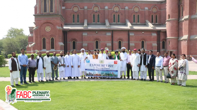 Pakistan a Catholic pawlpite adingin hinkhuo man abai sih a, agam uah mi million 240 a um a tamte lah a se 2 maimai apha bep uhi.