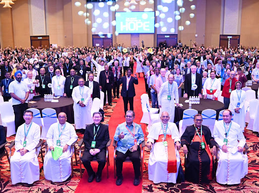 Kinepna lienpi toh siengthou zinna ( The Pilgrimage of Hope) 2025 zani 27 November 2025 ni’n Penang khopi Malaysia ah thupitah in na kipantah ah,Asia gamkai ah gam 32 tah tel ua, tuasunga Cardinal 10, Siadaw 104, Siempu 155, Nganu siengthou 74, deacon 8,  Pasian nasem 422  leh Khawmpi vai enkawl ding volunteer 90 pang uhi. Tam khawmpi sim ah pei milip agawm in 900 tah pha hi.