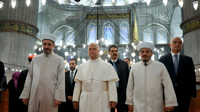 Pope Leo XIV in Turkey gam Istanbul a Sultan Ahmed Mosque avena. (Photo- Vatican Media)