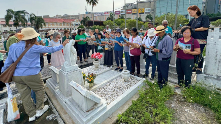 Sybil Kathigasu kivuina St. Michael Church Cemetry Ipoh ah ha simsiel a ni 12 ni'n thungen dingin thungetna kipawlkhawmna pawlte'n amanu haan ah thungetna anei let uhi.