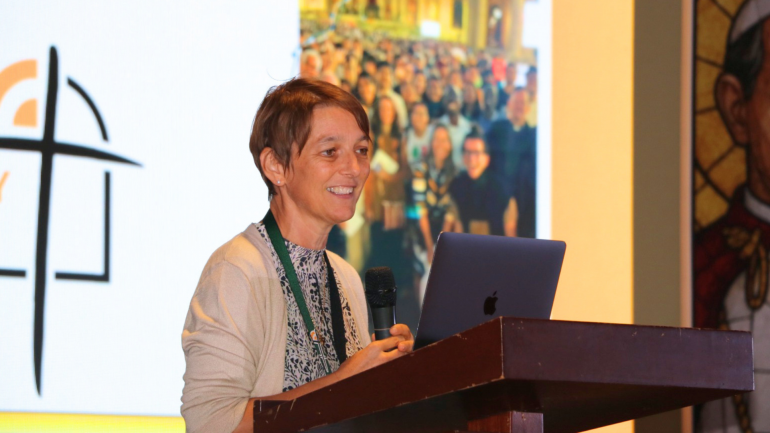 Dr. Natasa Govekar in hing kikhawmte kunga social media Online ah minthanna leh follower buaipi masalou in, Pawlpi ding jaw in adieh in communion leh Pawlpi tasanna pah phuangza in pahtawi vai chin gen hi.