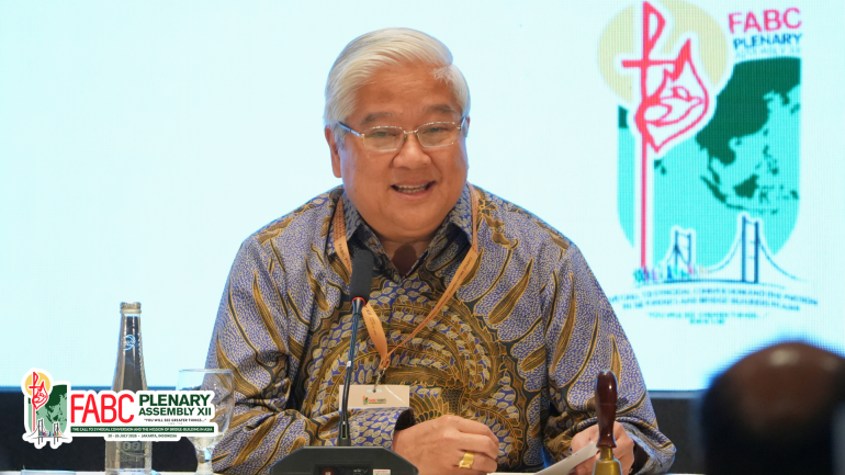 Pu Bishop Socrates in ahun apat masangin, group khat table ah toukhawmsah ah, tuate kunga khat leh khat kimel theimasa dingin chiel hi.