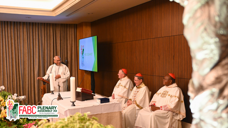 Cardinal Tangle Anotnio in FABC Khawmpi hingtel banah retreat leh thungetnate ah hing Lamkaipi jiehin Cardinal Filipe Neri President FABC in simjoulou akunga kipahthu gen