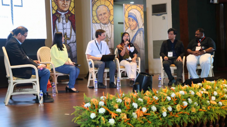 Tam kikupna pan in kikhawm te'n Digital Missionaries ah ipang leh bawl leh bawl lou dingte thei chienna dinga bawl ahia, amaute’n mailam hun ah aphattuompi mama ding uhi.