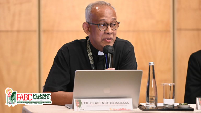 Fr. Clarence Devadass in Synodality in Asia gam azung kai nading khu, pastoral malahna dang banga kipawm lou a Pawlpi hindan, a ngaikhiet dan leh a mission peipi dan sulamdang banga aki pawm jou chiengin ahi pan ding hi achi hi.