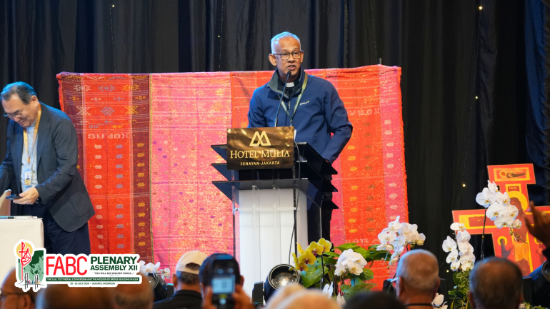 Fr. Clarence Devadas in "Asian gam a local a hattuom te ading a lampi asie leh apha te khentel thei nading tampi izil khe ta uhi achi hi."