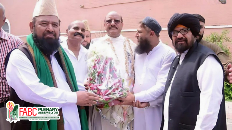 Fr. James Channan, OF hi Pakistan gam a Sakhuo tuom tuom kipunkhomna leh lemna siamna lampi a makaitu lah a mipoimo mama khat ahi.