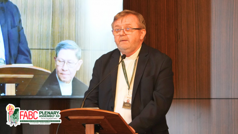 Asian gam a synodal hattuom siemtha na dingin siltha leh kithuhil tha apoimo pen ahisih a, hinanleh pasian thu a napitah a kibuah lut ding poimo zo hi chi'n Fr. Jan J. Stefanów in gen.