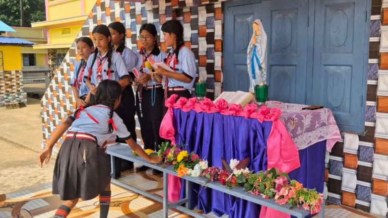 India a Diocese of Tura sunga sanginn 60 a naupang 5,000 vel in October 7, Our Lady of the Rosary Pawi ni’n leitung pum huop a “Naupang million khat Khigui sutna” panlah ah Khigui asut uhi.
