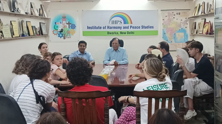 Fr. M. D. Thomas in New Delhi a Institute of Harmony and Peace Studies (IHPS) a founder-director panmun luo in na asem hi..
