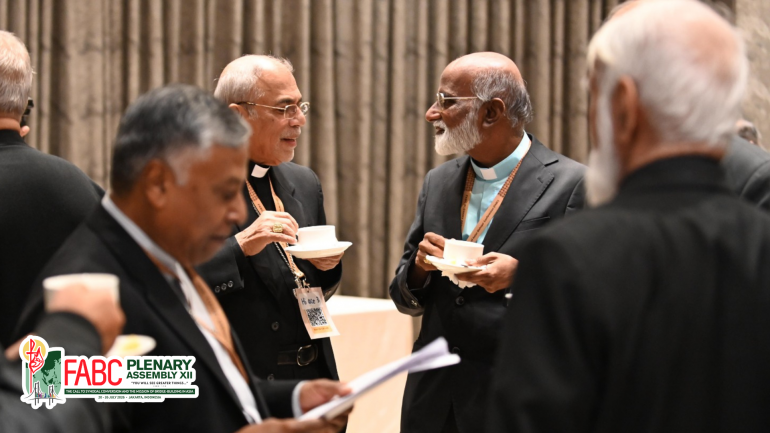 FABC 12th Plenary Assembly a table conversation nei ah Ei Asian gam a hattuom um ten i thugen te uh i gendan uh kibang sih nanleh zong i gen ut ule i tup leh ingim uh kibang chiet ahi chi'n Fr Devadass in gen hi.