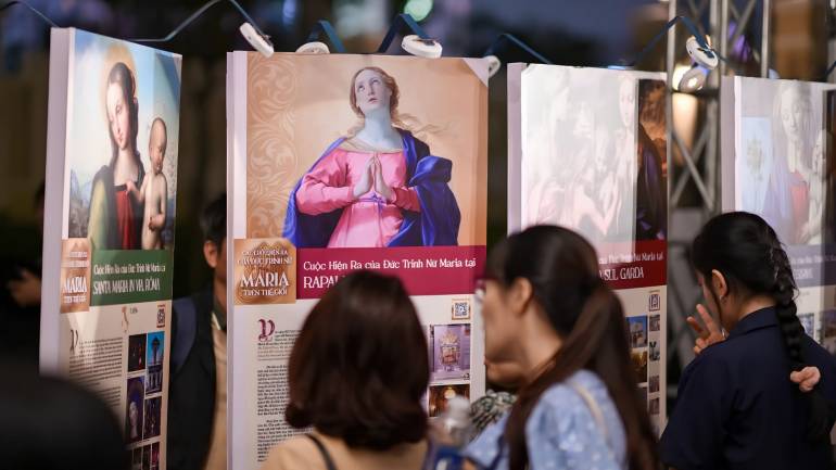 Marian Apparition kichi Nu Mary kilatna lim, vante leh tanchinte Saint Carlos Acutis te saina in Holy Cross Thu Thiem mun ah mipi et thei ding leh mu thei dingin kikoi