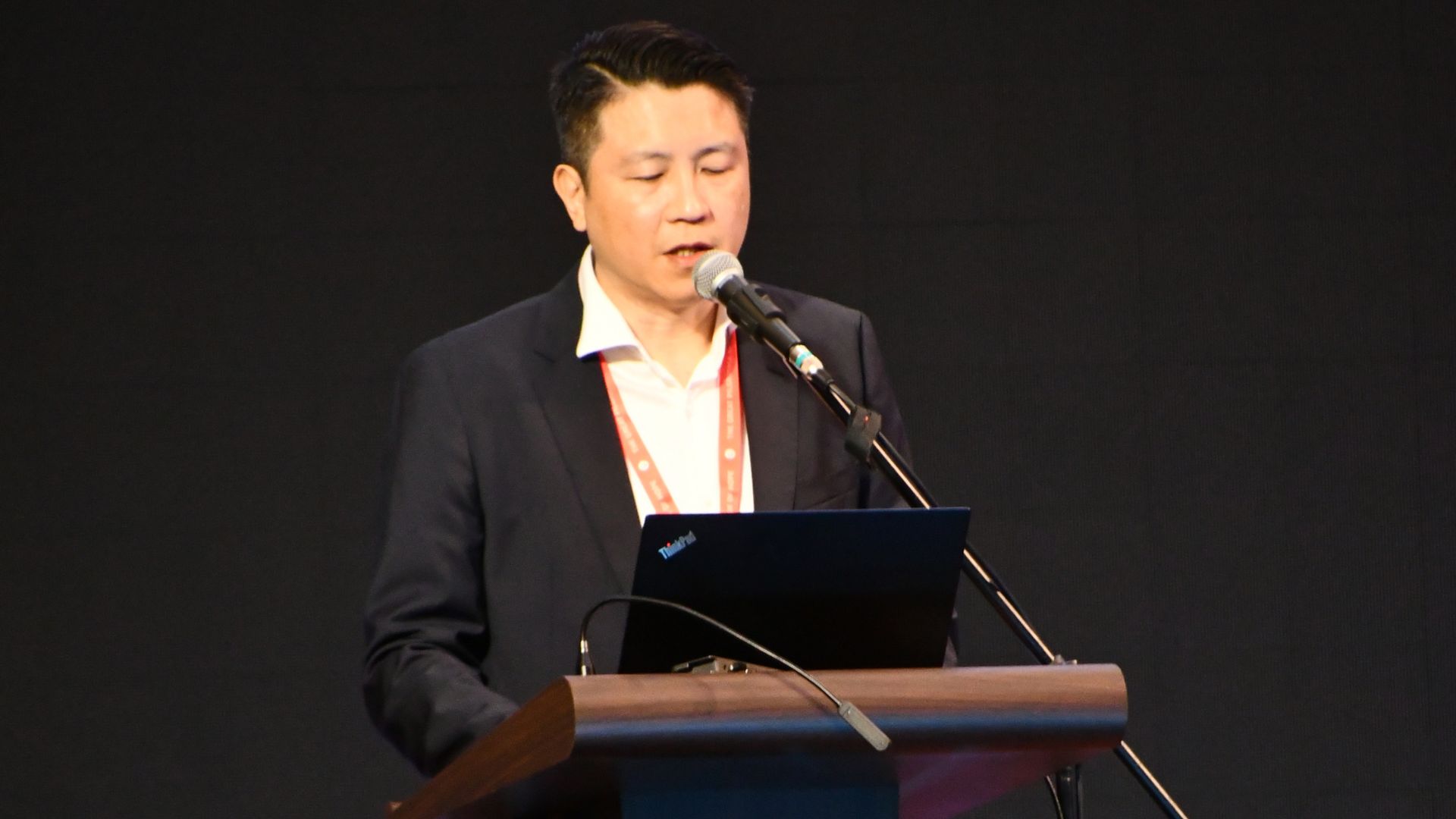 “Digital space-a pawlpi a um sihleh isip nate un thu leh laa juou tampi apiengsah hi,” chi’n kikawmtuo natoh kisai a siem leh Director of Social Communications for the Archdiocese of Singapore Nicholas Lim in hilchienna aneia Asia gamkaipi a pawlpite online a kipie dingleh online a digital communication tools te zang dingin thuhilna anei hi. Lim in November 28 ni’n The Light Hotel, Penang-a Level 1 Ballroom-ah “The Relevance of Digital Media and A.I. in Sharing the Gospel in Asia” chi thupi zangin Impact Session ah thuhilna anei a, tami session-ah Asia gam tuomtuom te pan in mi 200 val, bishopte, siempute, Pasian nasemte, pawlpi lamkaite leh lamkai tuomtuomte atel hi. Great Pilgrimage of Hope (GPH) ni nina ah parallel Impact Session sagi akinei a, hotel mun tuomtuomte ah aki mang hi, GPH 2025 official media partner Radio Veritas Asia (RVA) member-te vaisaina toh kimang ahi. Asia gama digital landscape — ahasatna leh lemchangte Lim in Asia gamkai hi “mobile-first superpower” ahi nathu agen a, internet zang mi 97% pan in content te smartphone zangin thu leh laa a ngai ua a en uhi. Tuni’n Asia gamkai mi billion 2.5 val in azang tahi. COVID-19 pul in digital adoption nasa tahin akhangsah a, ahatsah mama a, mi tampi in thungetna, laisimna, khuo leh hui, kikawmtuona dingin online space azang ta hi. Tualeh Lim in hasatna lian te, thu dih lo, ham leh tawndan dangdangte, resource leh trained personnel tawmna leh infrastructure kibang louna singtang langa umte pen atheisiem hi. Diocesete pen digital audit dihtah nei dingin ngetna anei a, hichi’n thudohna anei hi: Mite’n bang platform e azah tah tah uh? Koite kunga tung ahi a, koite kunga tunglou ahi e? Tualeh, pastoral communication hi akipumkhat nai, ahisih leh akithethang ei? AI — Silla, pupa hilou Lim in AI pen mihring vanzah khat ahiden ding leh hagau langa ei thakhel ding ahilouna thu agen hi. AI-in lainatna leh hagau lama thuh tah a theina aneilou nate, sil siemdoh ahi thu leh theological content tungtanga chienglou tah a secular bias ahithei na tungtang thute ahilch