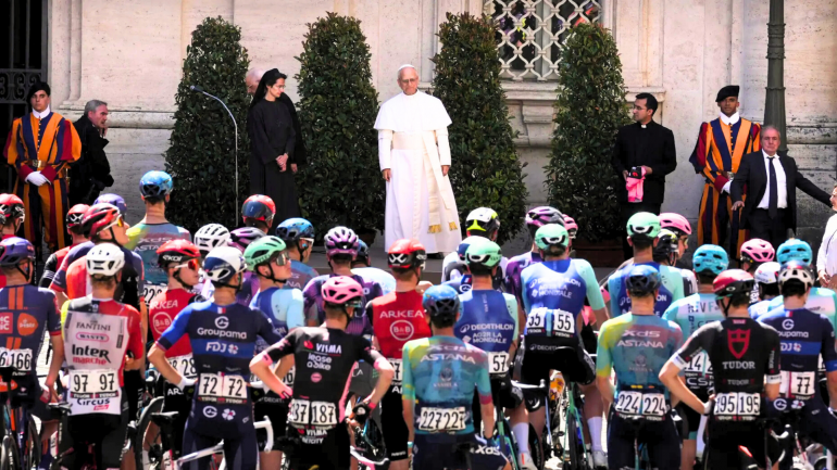 Pope Leo in Giro d’Italia Riders te thupha apieh na (Photo: AP/Andrew Medichini)