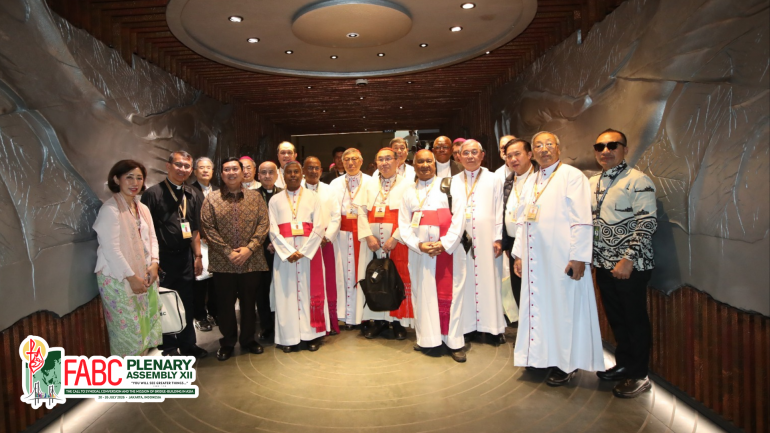 Eucharistic celebration hunkha zou in cardinal te, bishop te, priest te, religious te leh lay delegates te Friendship tunnel Istiqlal Mosque, Indonesia a ding a mosque lian penpen gei lam a vah phei uhi.