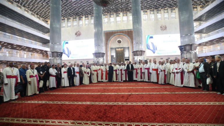 Delegates ten Mosque main prayer hall sung lah a vah koikoi in history leh architectural vision te enkhia uaz tualeh mosque leh Cathedral te a Ning tuahtuah a ading na mun uh Grand Terrace te zong va veh uhi.